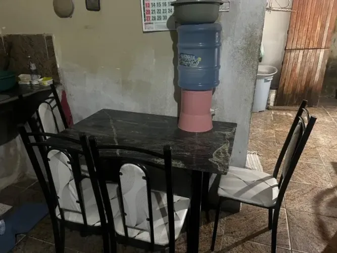 Mesa com 4 cadeiras