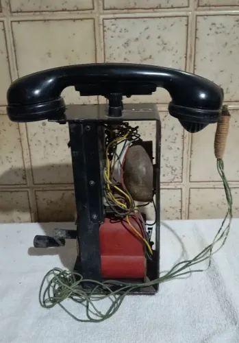 Antigo telefone de campanha militar marca SIEMENS,anos 40,com manivela para gerar energia.