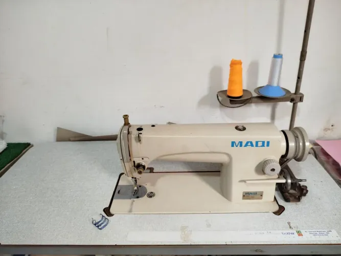 Máquina de costura reta industrial