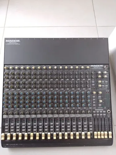 Mesa de Som Mackie 1604-VLZ Pro - 16 Canais 