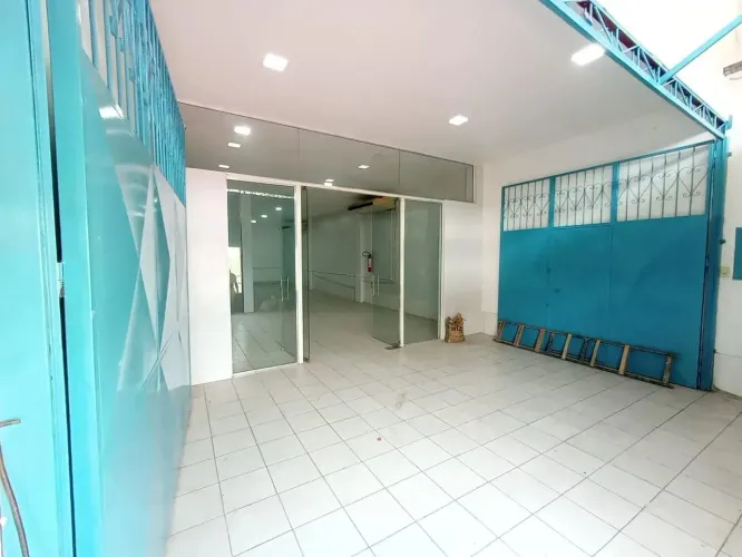 LOCAÇÃO PONTO COMERCIAL Local: Nossa Sra das Graças, próximo a Av. Djalma Batista. Tipo: t