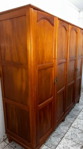 GUARDA ROUPA DE MADEIRA ESTILO COLONIAL