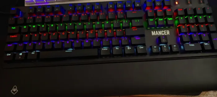 (NOVO NA CAIXA) Teclado Mecanico Mancer Tharix, Rainbow, ABNT2, Switch Vermelho, Preto