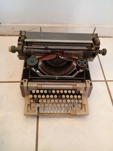 Máquina de escrever antiga