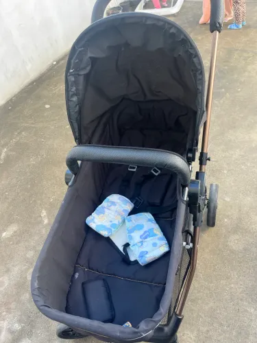 Carrinho de bebê com bebê conforto