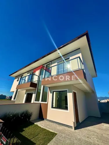 Sobrado em Avenida Nielsen Ubiratã Delfino José - Bela Vista - Palhoça/SC