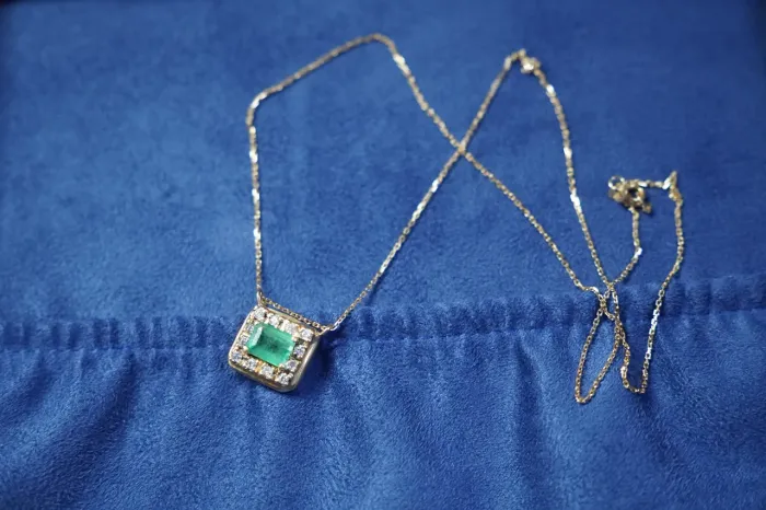 Colar de esmeralda e brilhantes em ouro 18k 