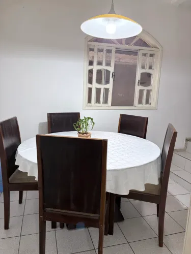 MESA REDONDA 5 CADEIRAS - TAMPO DE VIDRO + MADEIRA DE CANELA