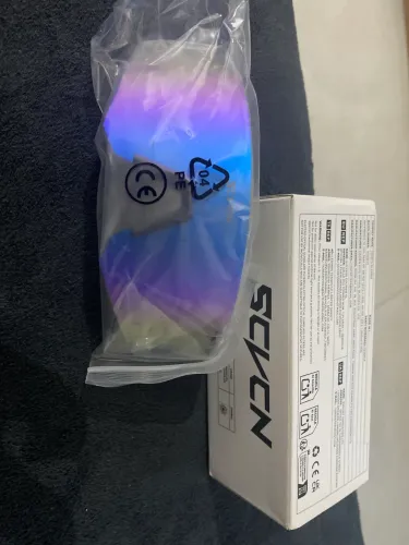 SCVCN (ou SCYCN) modelo esportivo com lente espelhada multicolorida