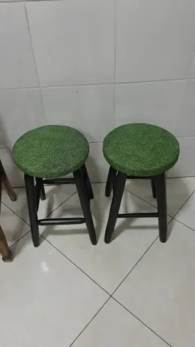 Conjunto com 02 bancos em madeira com assentos novos