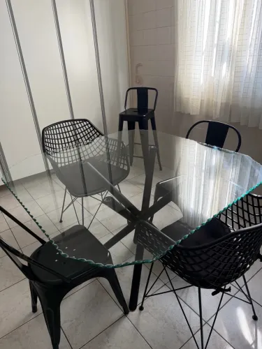 Mesa de Jantar Tampo de Vidro e 4 Cadeiras