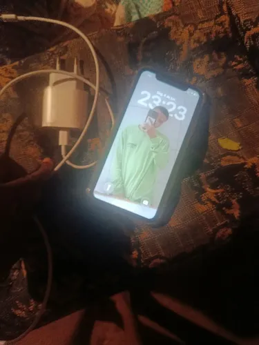 iPhone 11 funcionando tudo id iCloud tudo ok vai com carregador original é película