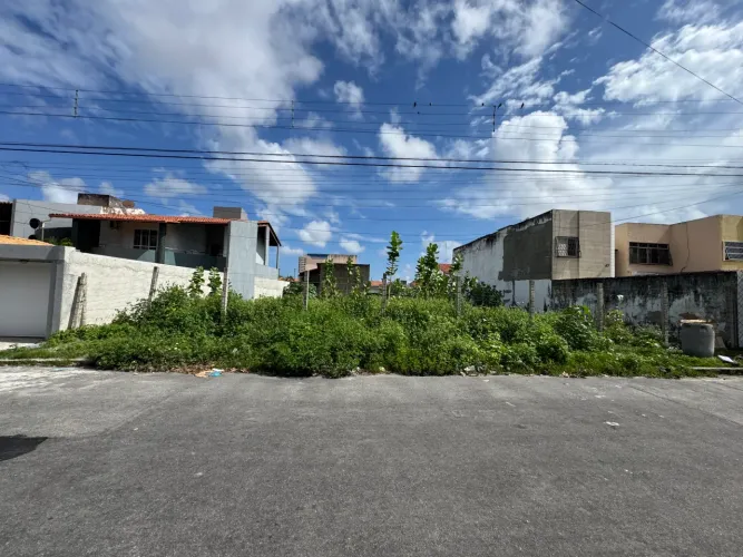 Imóvel para venda tem 600 metros quadrados em Cambeba - Fortaleza - CE