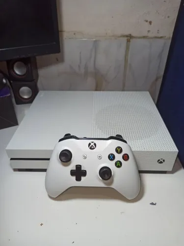 Xbox One S 1TB + Controle