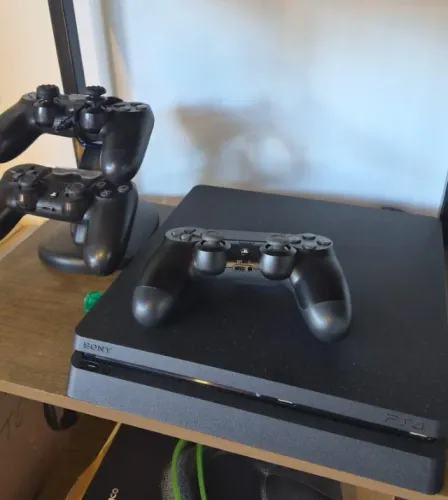 PLAYSTATION4 1TB COM CONTROLES E JOGOS