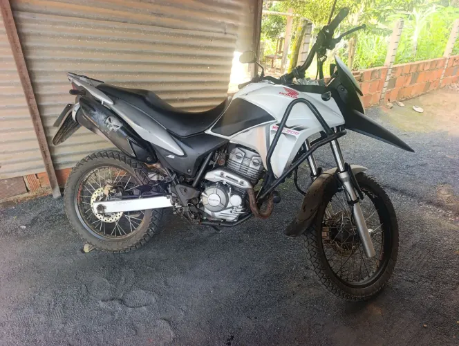 XRE 300 emplacada
