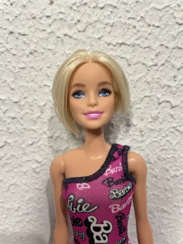 Barbie loira básica customizada