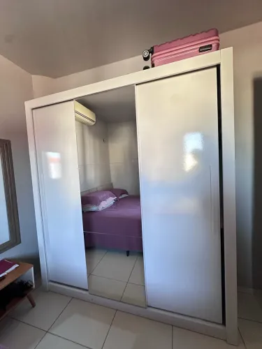 Guarda-roupa com espelho