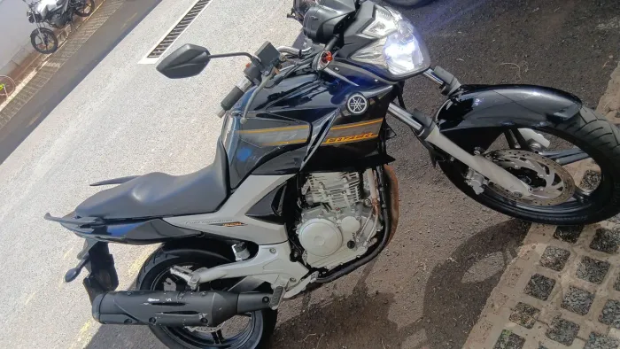 Vendo ou troco por Carro Fazer 250 2011