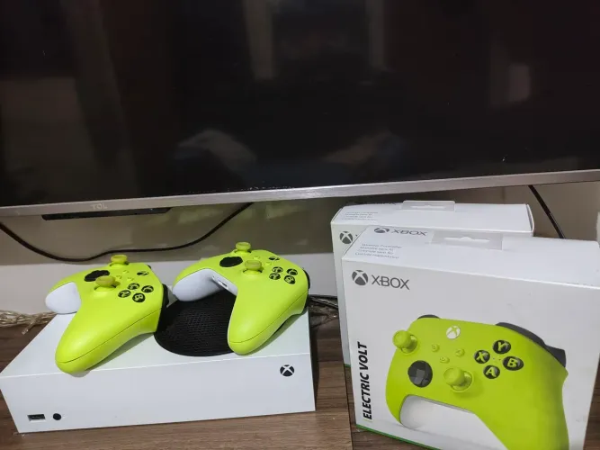 Xbox Series S + 2 Controles