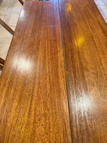 Vendo mesa de madeira dobrável valor 550 reais tenho 3 jogos pra vender aceito cartão