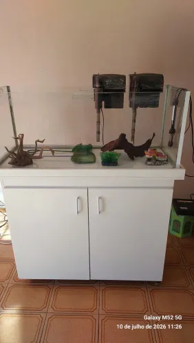 VENDO AQUÁRIO 160LITROS+ACESSÓRIOS COM MOVEL PLANEJADO DE 1.400 POR 900 REAIS
