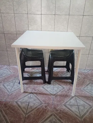 Mesa com duas banquetas / med. 77/76cm.