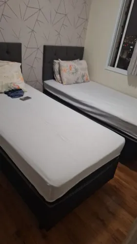 Cama de solteiro cada com cabeceira