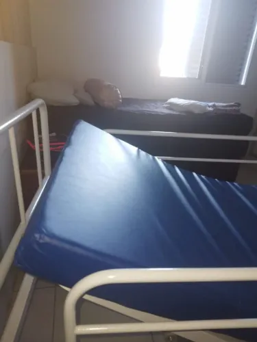 Vendo cama hospitalar semi nova