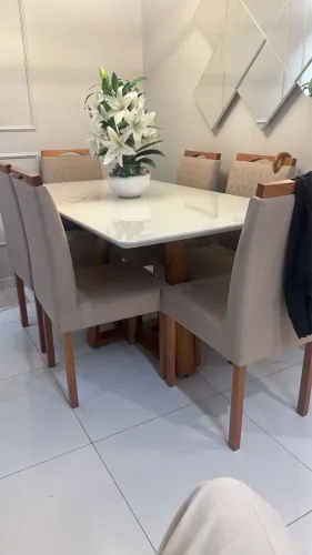 Mesa de jantar com 6 cadeiras de madeira