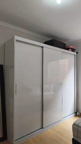 Guarda roupa de casal (238 x 54 x 220)