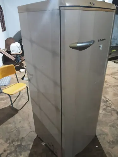 Vendo geladeira Eletrolux 