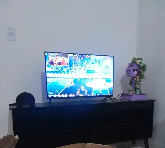 Tv e raque novos sem marca de uso 