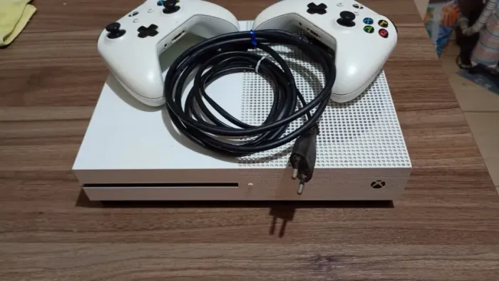 XBOX One S com 2 controles com pouco tempo de uso.