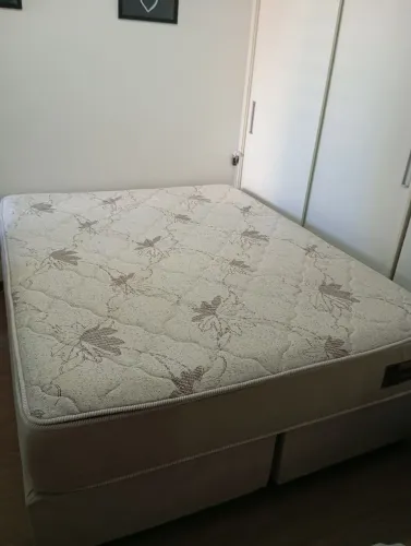 Vendo cama box tamanho Queen