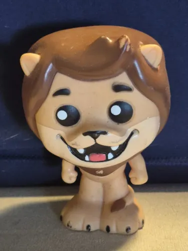 Boneco do leão Leonel, personagem mascote da rede de lanchonetes temáticas Mundo Animal