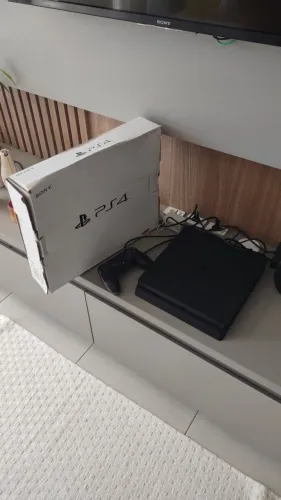PS4 Slim 1TB Mídia Física - 1 controle original + jogo físico Detroit