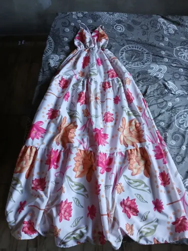 Vestido branco com detalhes floridos