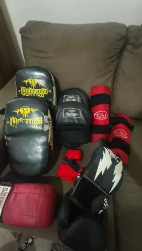 Kit MUAY THAI (LUVAS, APARADORES, CANELEIRAS E ATADURAS)