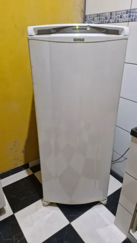 Geladeira em bom estado e funcionamento! 