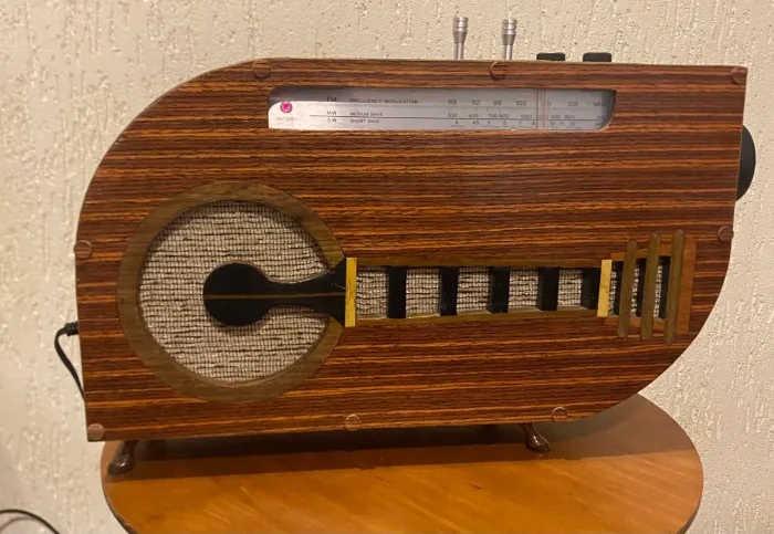 Rádio vintage em madeira, não é MDF, OC, OM, FM , Modulação Milimétrica , elétrico 