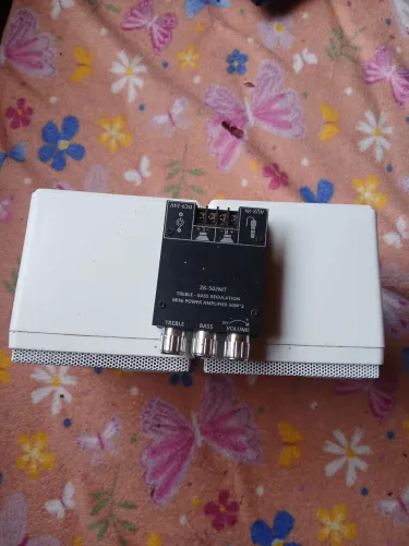Vende se duas caixa de som  de 40w cada uma com um mini amplificador de 100w 