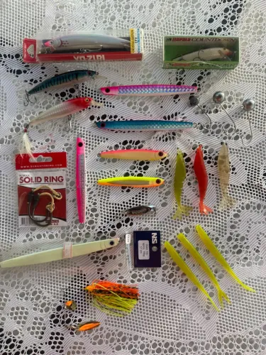 Lote de Iscas Artificiais e Acessórios de Pesca (Yo-Zuri, Rapala, Jigs e Softs)