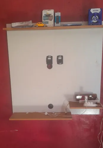 Painel suspenso Madrid para tv até 32 Polegadas- com Nichos lateral decorativos