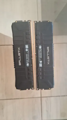 Duas memória ram Ballistix 8GB 2666MHz