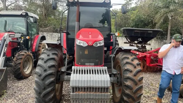 Trator Maassey Ferguson 6714 com 145 cv  1652 horas