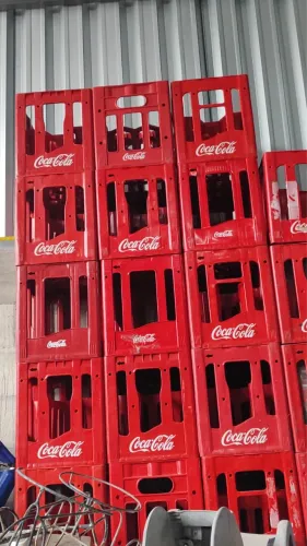 Garrafeiras completas e vazias. 