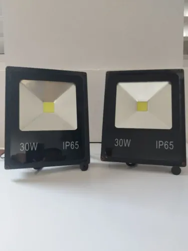 Dois Refletores de LED por 50 reais 