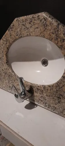 VENDO TAMPO DE MÁRMORE COM CUBA EMBUTIDA ROCA E TORNEIRA MONOCOMANDO