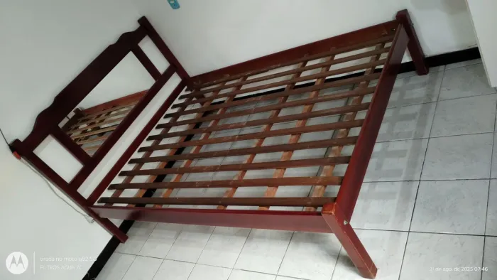 Cama de madeira casal 